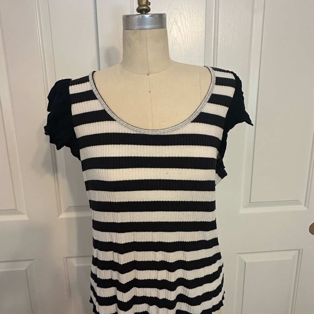 T.La Black and White Ruched Short Sleeve Tee
